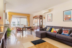 Central Cascais Apartment with private parking